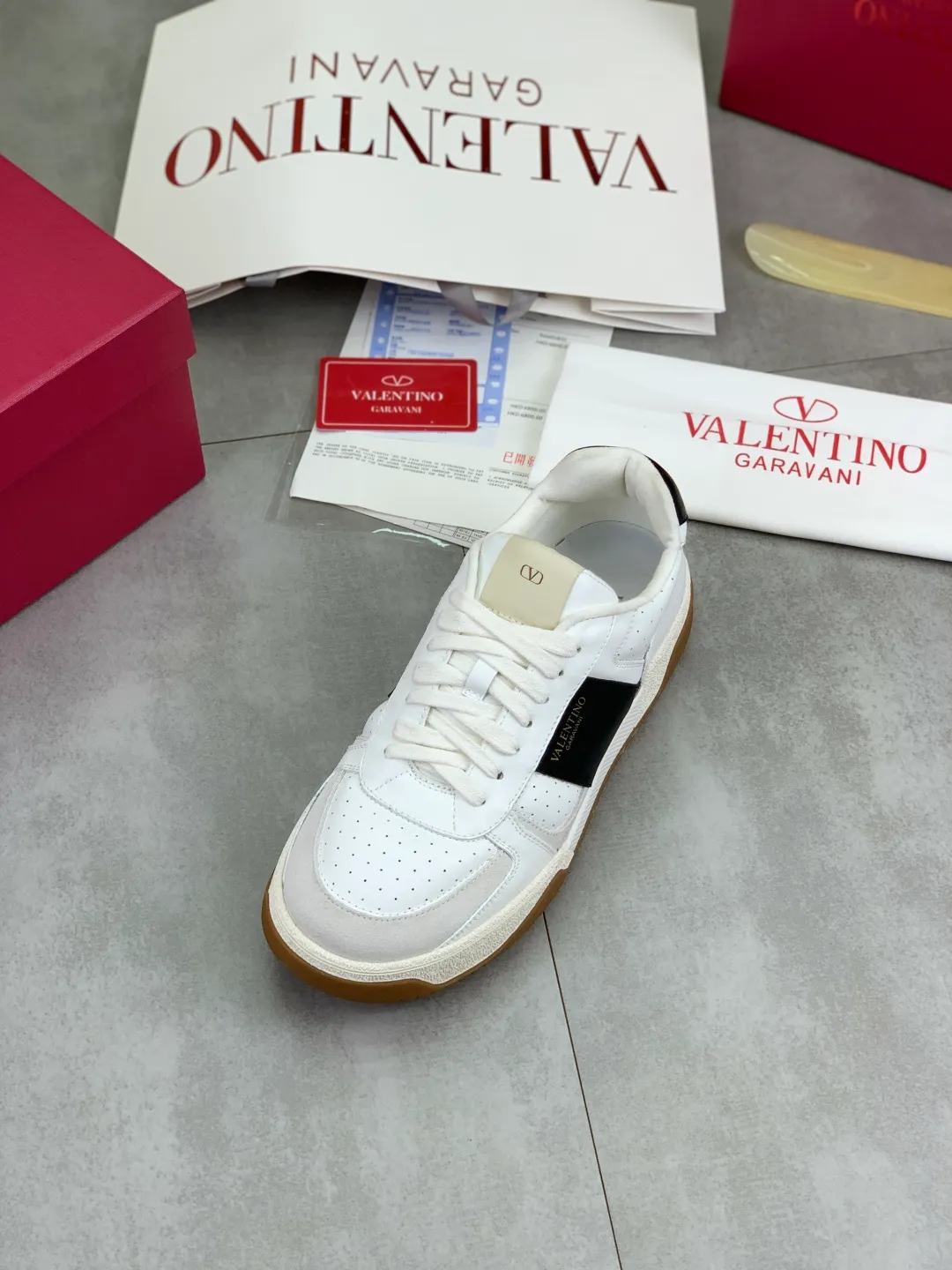 Men's men's shoes 💰P660 new top version of Valentino couple's bread shoes! Valentino Joie de Jouer series Velcro thick sole bread shoes couple style casual sports shoes white shoes original purchase development and production Joie de Jouer series simple style without losing style. The pure white base is paired with fresh green and soft beige, and the unique Velcro design highlights your personality. Every detail tells fashion and quality, wear it, take a confident step, and start the trend journey ✔️Fabric: Original customized imported first-layer cowhide ✔️Inner lining: Original customized soft sheepskin lining ✔️Outsole: Original molded non-slip TPU material ✔️Sole thickness: 3.5CM ✔️Size: Women's 35-41 Men's 38-46 (38. Male, 41 female, 46 non-refundable